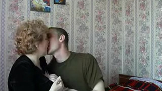 Мужичек кончил в старуху