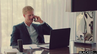 Изменяет мужу с негром пока тот на работе