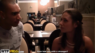 Русские пикаперы ебут красивую девушку в жопу и кончают в рот в туалете