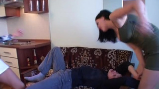 Возбужденные девушки силой принудили сантехника к сексуальным играм