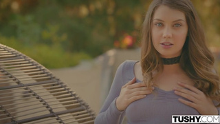 Телку трахают в жопу во время эротической фотосессии