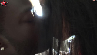 Негр лижет письку европейской сучке