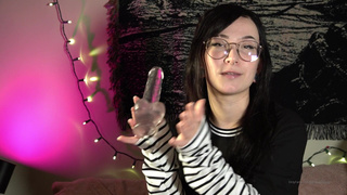 Брюнетка BigTittyGothEgg знакомит поклонников с новыми игрушками