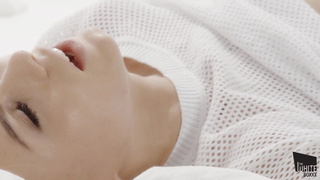 Девушка лижет киску подруги и трахает ее пальцем