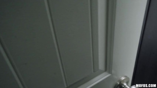 Бисексуалка скачет на хуе и лижет пизду подруге в групповушке