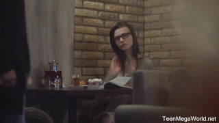 Девка бритой пиздой трется об лицо парня