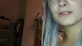 Блондинка сосет, а парень снимает домашнюю порнушку