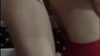 Мужчина трахает в позе раком телку в красном белье