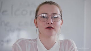 Русский студент трахнул училку и одногруппницу в групповухе