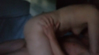 Домашняя порнуха с грубым трахом жопастой супруги на диванчике