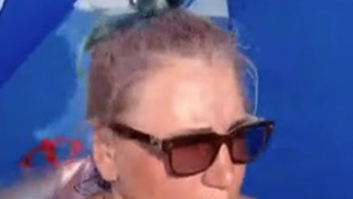 Взрослая дама ни капли не стесняется и трахается с пасынком на нудистском пляже