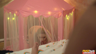 Парень по очереди трахнул девушку и ее сочную 45-ти летнюю мамочку