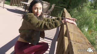 Старательная кореянка в масле смачно сосет большой член, принимая по самые гланды