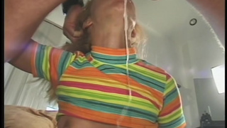 Жесткий горловой минет со слюнями на лице для молодой девушки