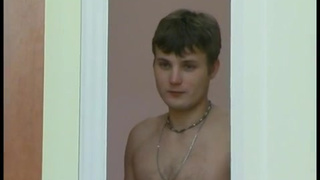 Большая зрелая старуха решила соблазнить своего молодого квартиранта