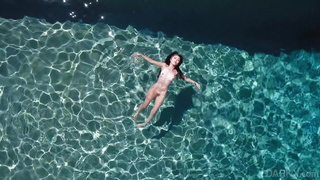 Негр трахает азиатку у бассейна