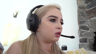 Отец грубо трахнул молодую дочку в жопу за то что мастурбировала