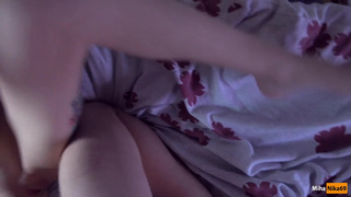 Застукала отчима на дрочке, и трахнулась с ним на зло матюрке