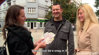 Чешские свингеры ловят на улице блондинку для группового секса