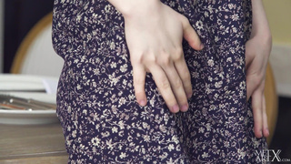 Рыжая девушка раздвинула ноги и стала мастурбировать