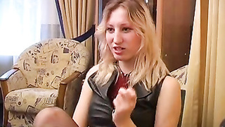 Шикарная девка соблазнила ножками мужчину