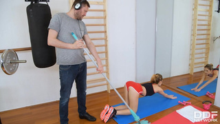 Уборщик выебал спортсменку прямо в спортзале