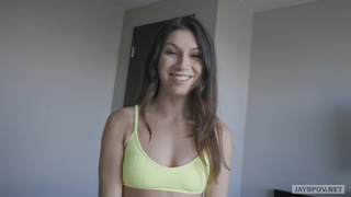 Брюнетка лижет яйца и трахается с мужем на камеру от первого лица