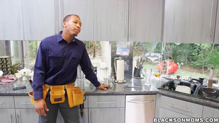 Негр трахает со своим другом хозяйку, пока муж на работе