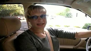 Мать и дочь вдвоём сосут один член