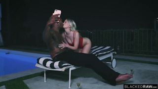 Негр трахает раком писю блондинки