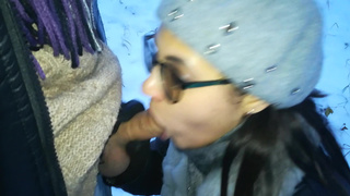 Лёгкий зимний минет от милой студентки прямо посреди улицы