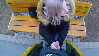 Опытный дрочер узнал порно звезду на улице и уговорил отсосать за деньги