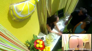 Aidra Fox сношаеться с 18 летним ухажером в разливочной