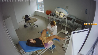 Брюнетка на приёме в кабинете гинеколога. Подглядывание