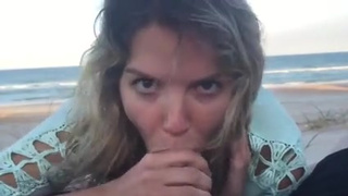 Девушка делает минет на пляже