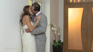 Зрелая невеста в чулках дала мужу полизать свою попку в первую брачную ночь