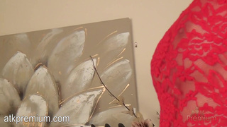 Девушка в красном платье обнажилась на диване