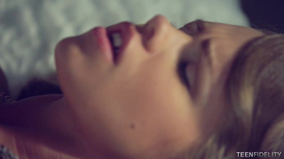 Молодая красотка сосёт большой член опытного мужика