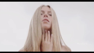 Анжелика мастурбирует пальцем свою киску