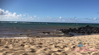 Молодая цыпа на курорте и дрочит дилдо и сосет и ебется на славу