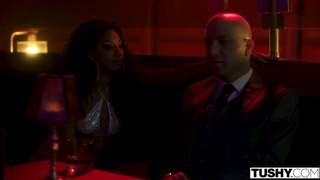 Негры шпилят сисястую девушку в две дырки