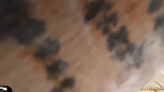 Банщик застукал мастурбирующую малышку в душе