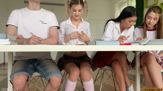 Одногруппник ебет студентку с косичками прямо на парте
