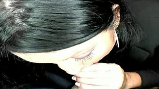 Пышная брюнетка делает минет